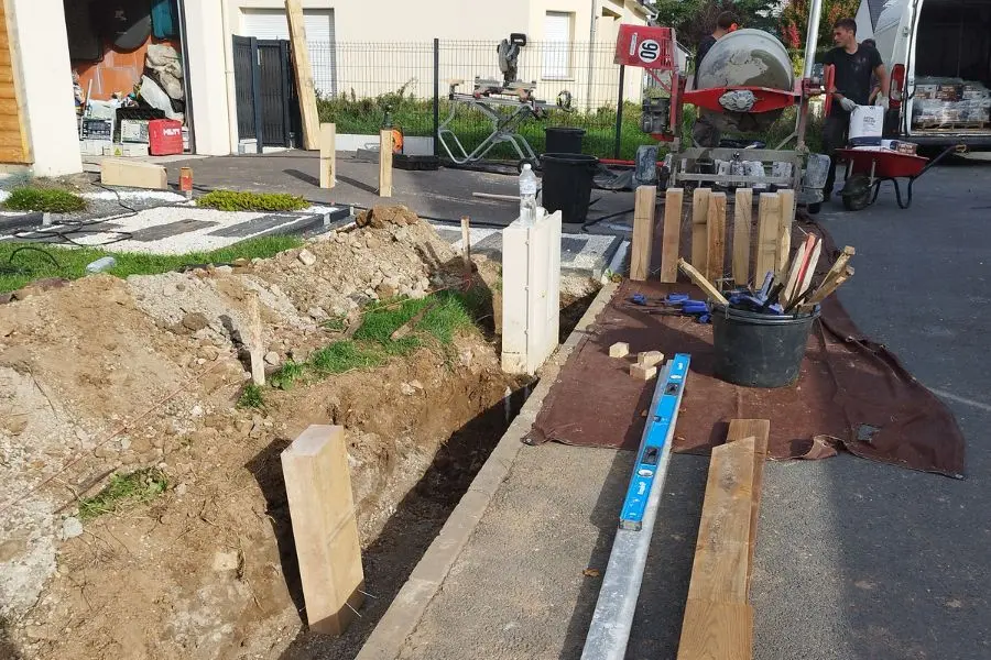 Tranchée et implantation des poteaux du muret bois à Roncherolles-sur-le-Vivier