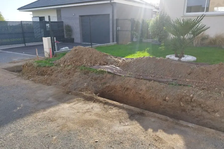 Talus de terre à soutenir avant la pose du muret en limite de voirie