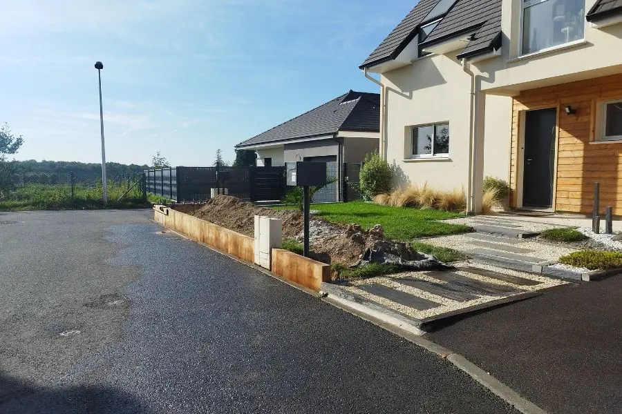 Création de jardin à Roncherolles-sur-le-Vivier : vue d'ensemble depuis la rue