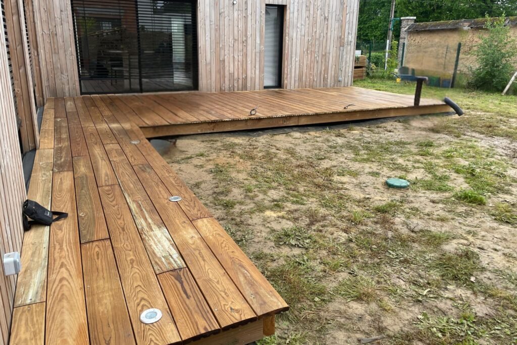 Terrasses en bois intégrées au jardin par l'Atelier de Flo