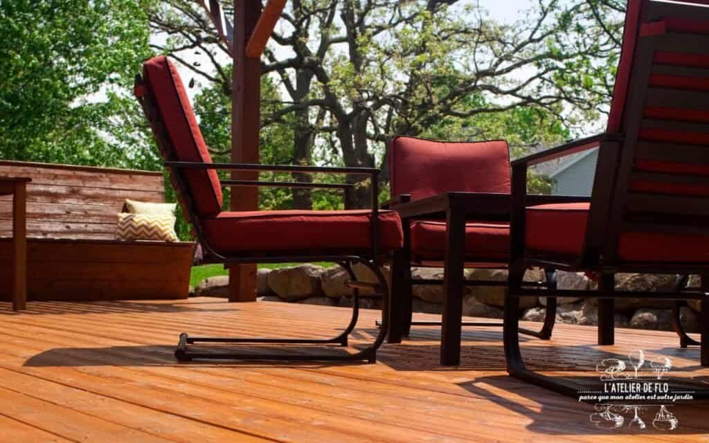 Marches et finitions d'une terrasse en bois Bois-Guillaume